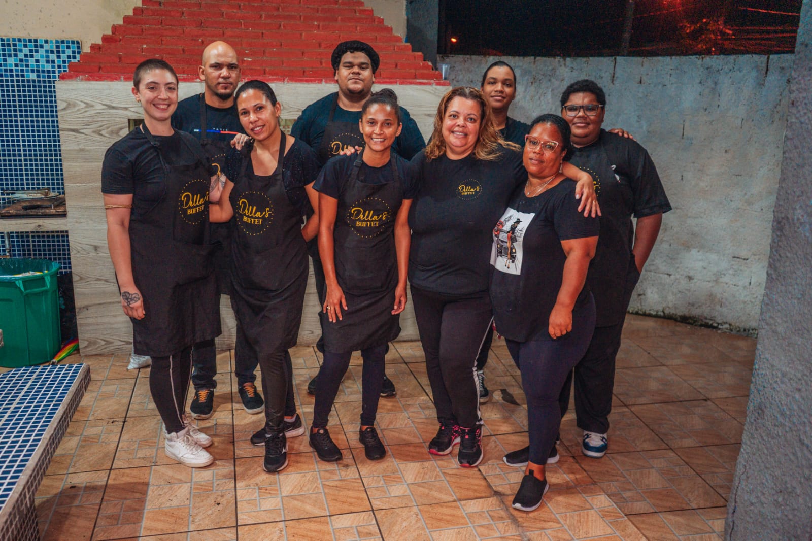 Equipe do Della's Buffet posando em frente a churrasqueira em evento