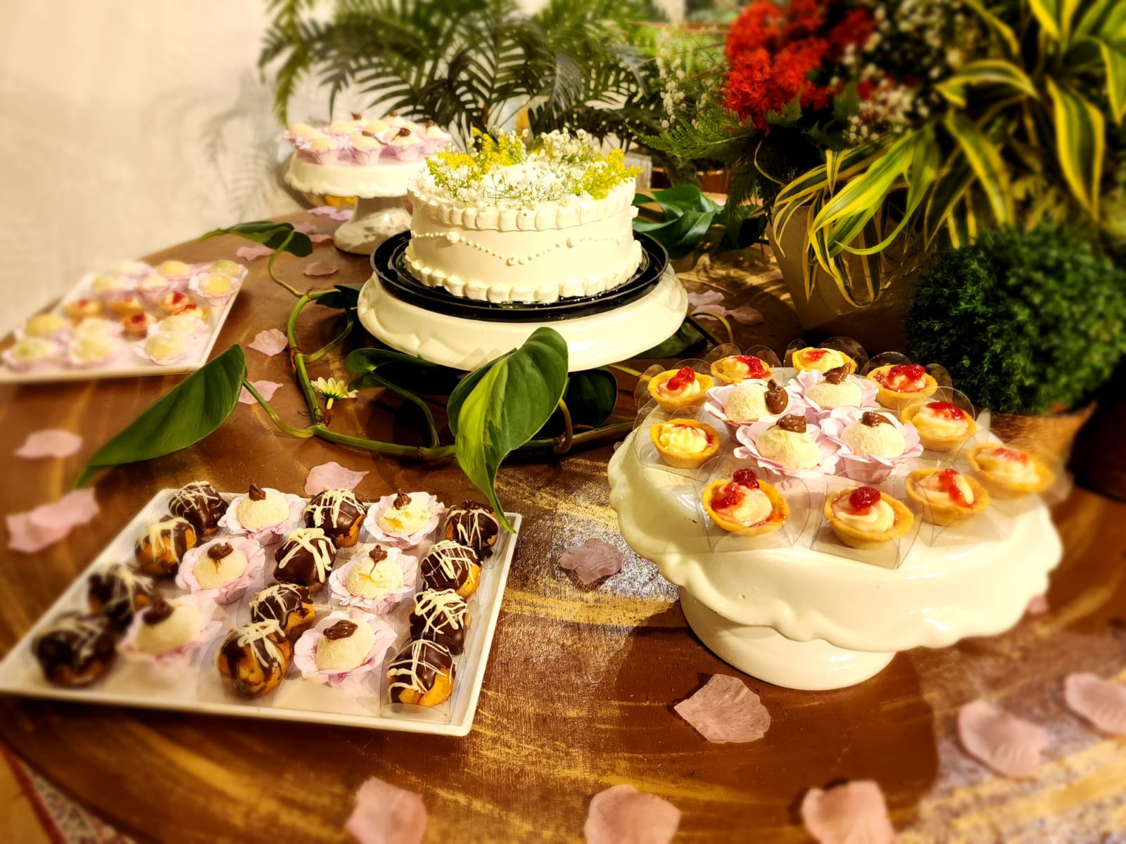 Mesa de doces decorada do Della's Buffet